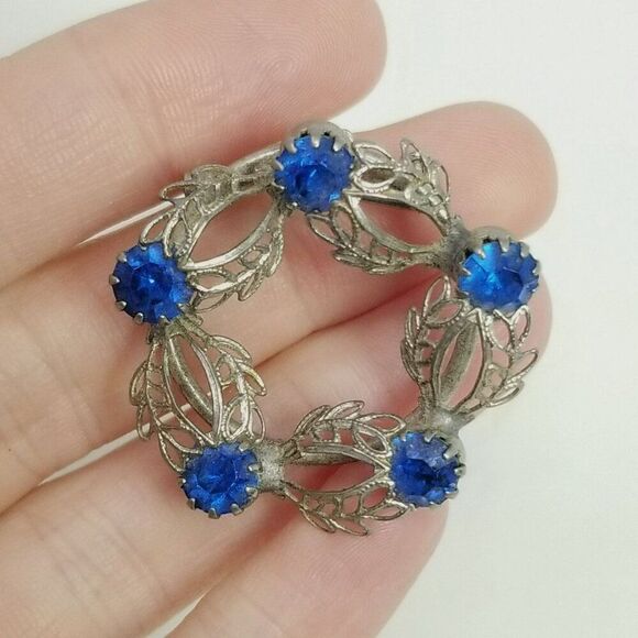 Vintage Blue Rhinestone and Silver Tone Filigree Circle Brooch, Prong Set Estate - Picture 5 of 6